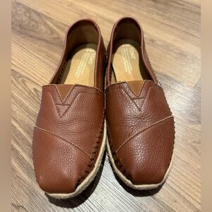 TOMS like new leather slip ons!